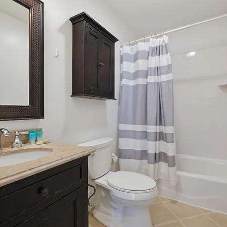 Brownstone, Steps To Shopping & Dining Apartment Boston