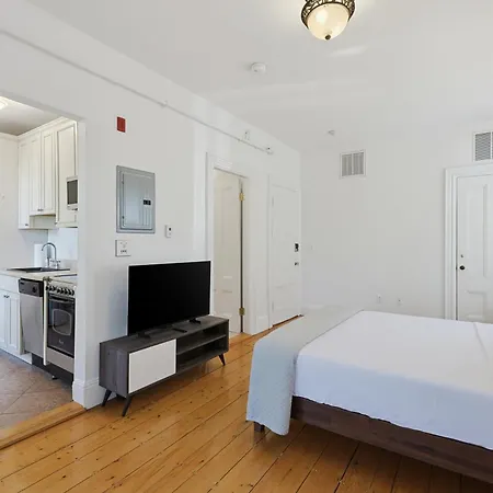 Brownstone, Steps To Shopping & Dining Apartment
