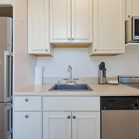 Brownstone, Steps To Shopping & Dining Apartment *
