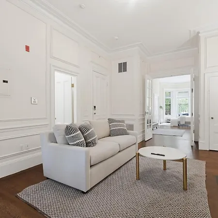 Elegant Back Bay On Hereford Street Apartment *