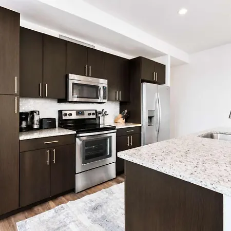 Spacious In Seaport *