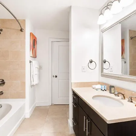Spacious In Seaport *