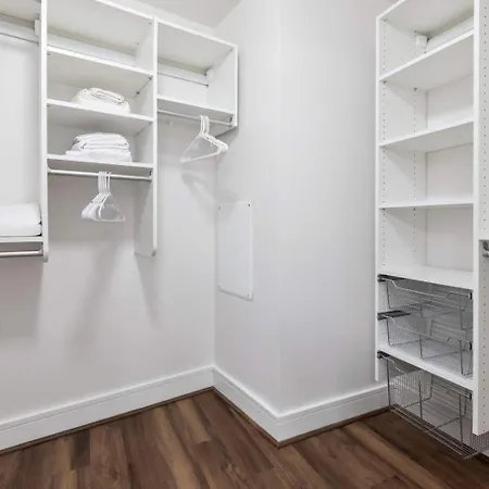 Spacious In Seaport *