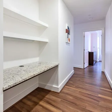 Spacious In Seaport Apartment