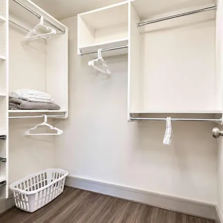 Spacious In Seaport Apartment *