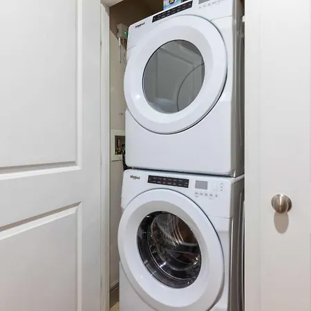 Spacious In Seaport Apartment *