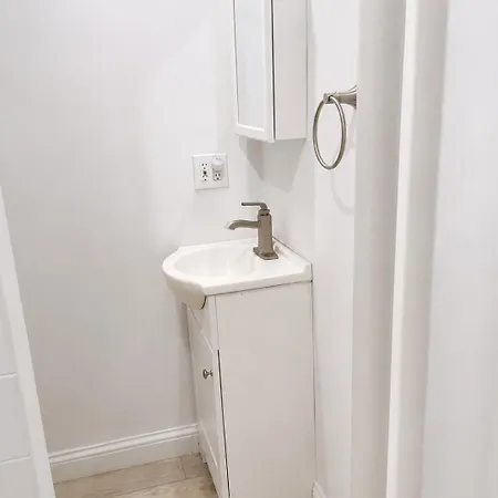 Cozy 1 Bed Near Medical Apartment