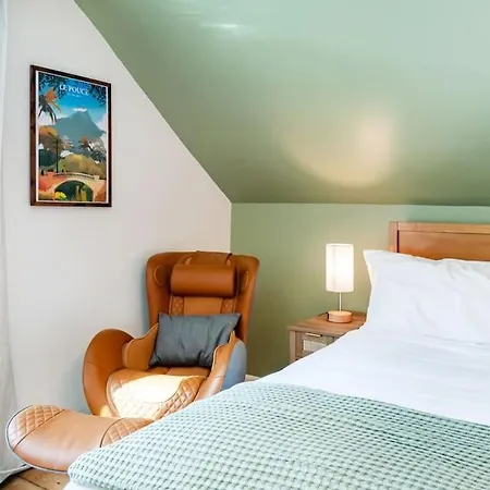 2 Full Kitchens, Near Airport, Yard & Fire Pit Holiday home *