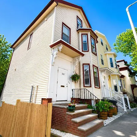 Holiday home 2 Full Kitchens, Near Airport, Yard & Fire Pit Boston