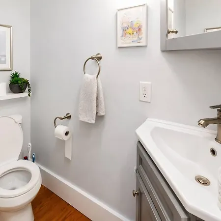 2 Full Kitchens, Near Airport, Yard & Fire Pit *