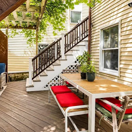 2 Full Kitchens, Near Airport, Yard & Fire Pit Holiday home *