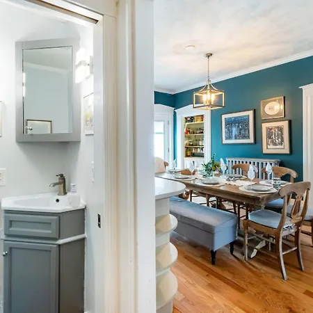 2 Full Kitchens, Near Airport, Yard & Fire Pit *