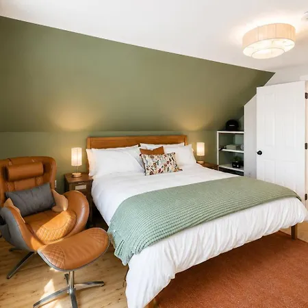 2 Full Kitchens, Near Airport, Yard & Fire Pit Holiday home Boston