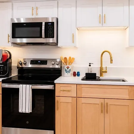 2 Full Kitchens, Near Airport, Yard & Fire Pit Holiday home Boston