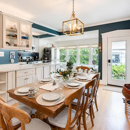 2 Full Kitchens, Near Airport, Yard & Fire Pit Holiday home Boston