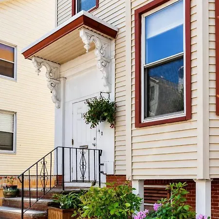 2 Full Kitchens, Near Airport, Yard & Fire Pit Holiday home Boston