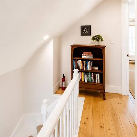 2 Full Kitchens, Near Airport, Yard & Fire Pit Holiday home Boston