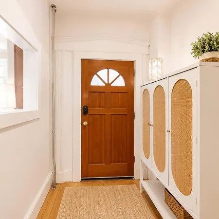 Holiday home 2 Full Kitchens, Near Airport, Yard & Fire Pit Boston