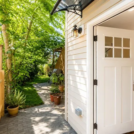2 Full Kitchens, Near Airport, Yard & Fire Pit *