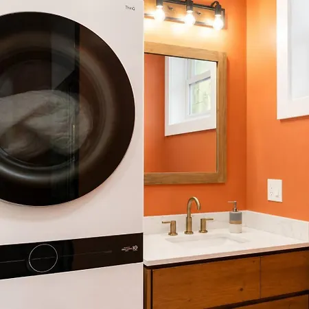 2 Full Kitchens, Near Airport, Yard & Fire Pit * Boston