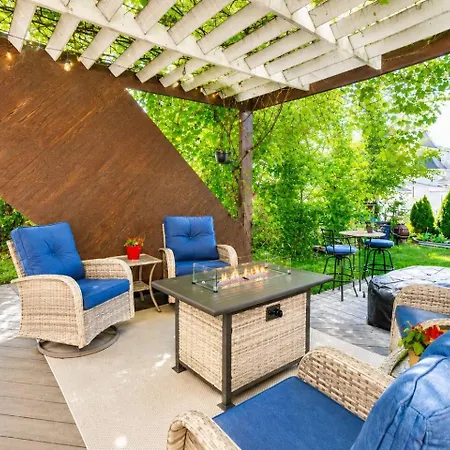 2 Full Kitchens, Near Airport, Yard & Fire Pit *