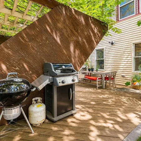 2 Full Kitchens, Near Airport, Yard & Fire Pit Holiday home *