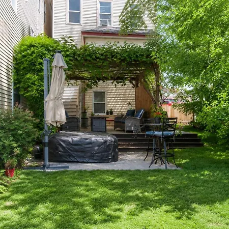 Holiday home 2 Full Kitchens, Near Airport, Yard & Fire Pit Boston
