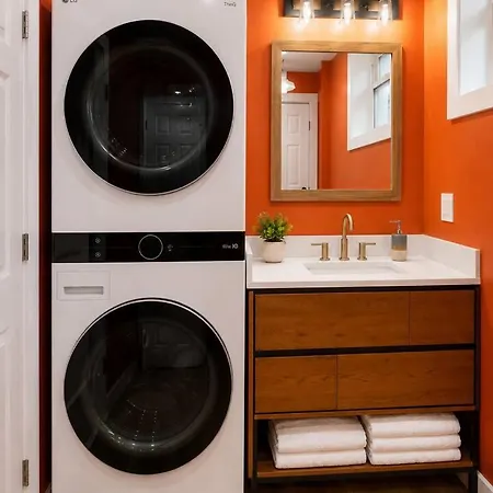 Holiday home 2 Full Kitchens, Near Airport, Yard & Fire Pit Boston