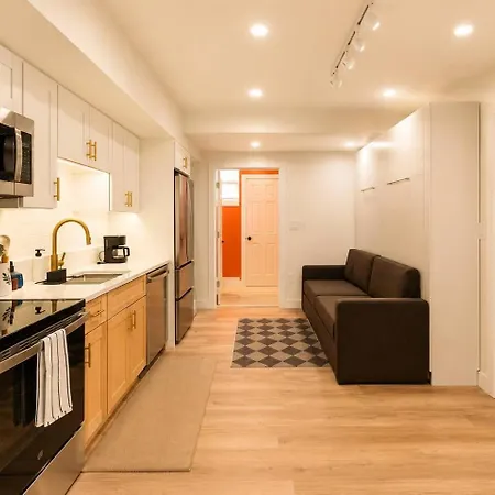 2 Full Kitchens, Near Airport, Yard & Fire Pit *