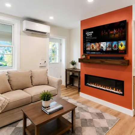 2 Full Kitchens, Near Airport, Yard & Fire Pit * Boston