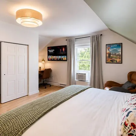 2 Full Kitchens, Near Airport, Yard & Fire Pit Holiday home