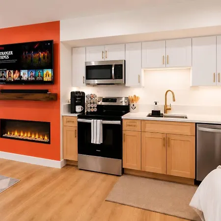2 Full Kitchens, Near Airport, Yard & Fire Pit *