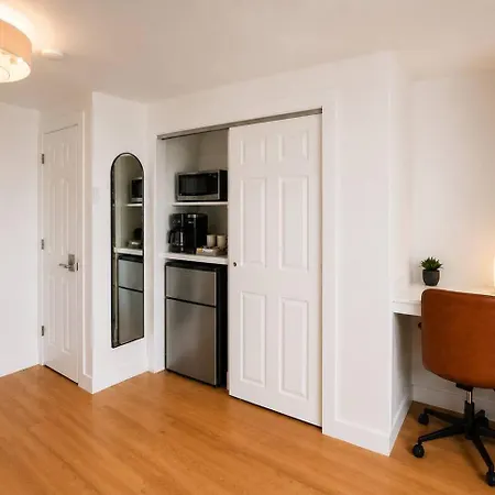 2 Full Kitchens, Near Airport, Yard & Fire Pit Holiday home Boston