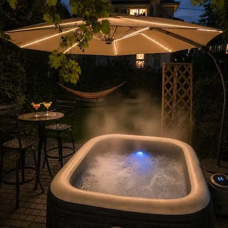 2 Full Kitchens, Near Airport, Yard & Fire Pit Holiday home Boston