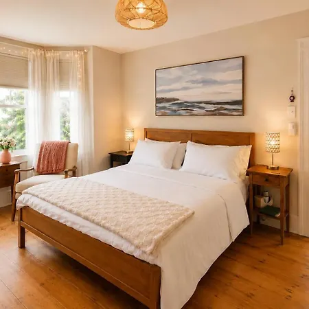 2 Full Kitchens, Near Airport, Yard & Fire Pit * Boston