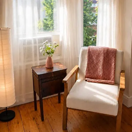 Holiday home 2 Full Kitchens, Near Airport, Yard & Fire Pit