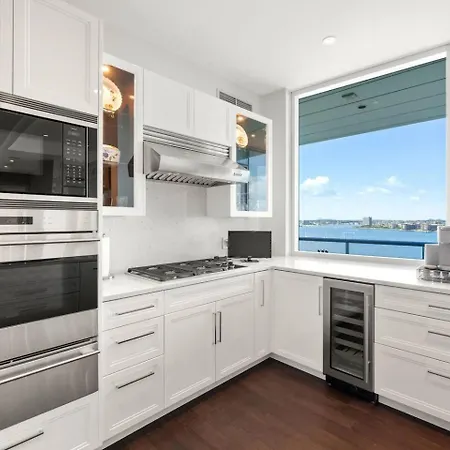 Spacious Living View Apartment *