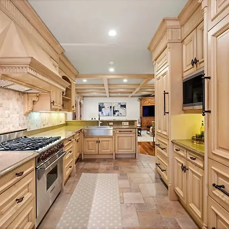 Flat Spacious And Living