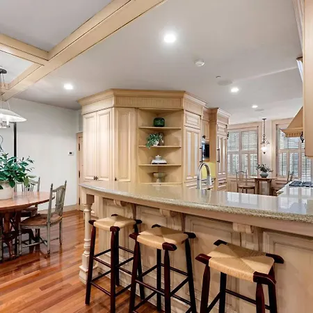 Flat Spacious And Living