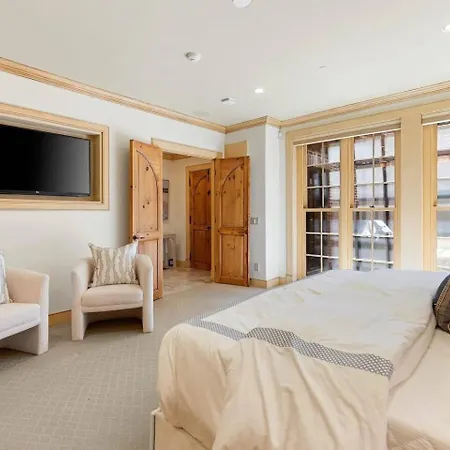 Flat Spacious And Living Apartment *