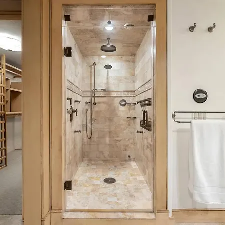 Flat Spacious And Living