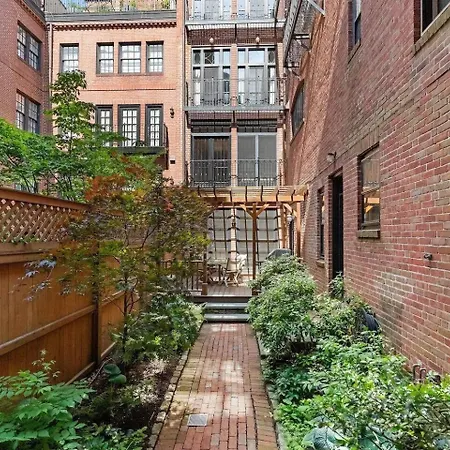 Flat Spacious And Living