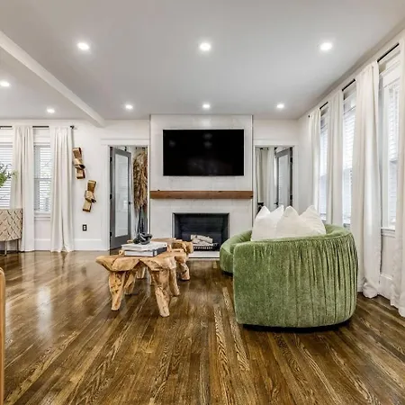 Luxury Designer 2br With Sunroom Apartment
