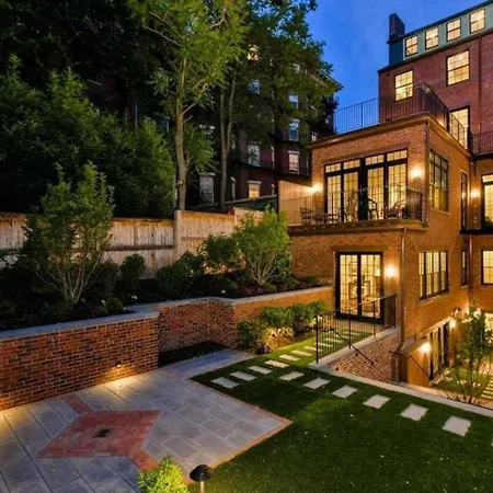 Exceptionally Private Garden Apartment Boston