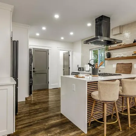 Luxury Designer 2br With Sunroom Apartment *