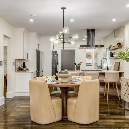 Luxury Designer 2br With Sunroom Apartment *