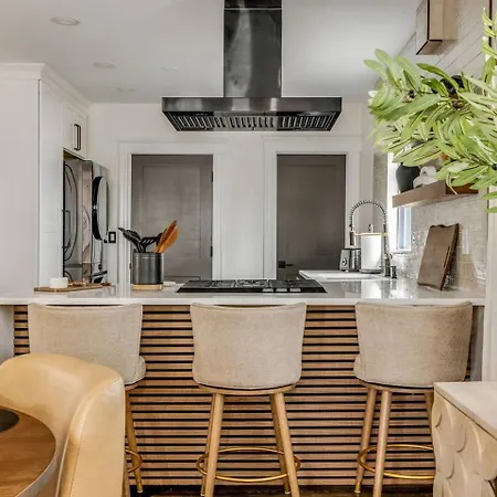 Luxury Designer 2br With Sunroom Apartment *