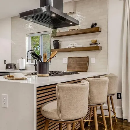 Luxury Designer 2br With Sunroom Apartment *