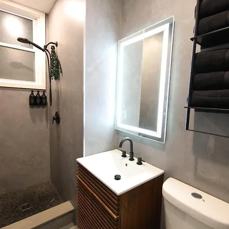 Modern In E - Walk To Airport *