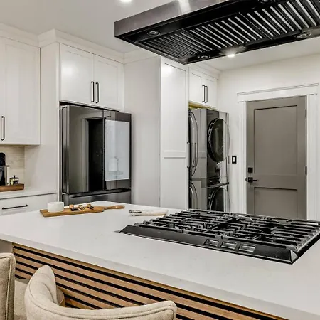 Luxury Designer 2br With Sunroom Apartment Boston